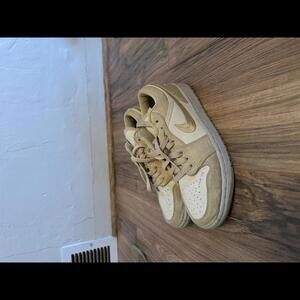 Nike Jordans Jordan 1 Low SE 7 Gold